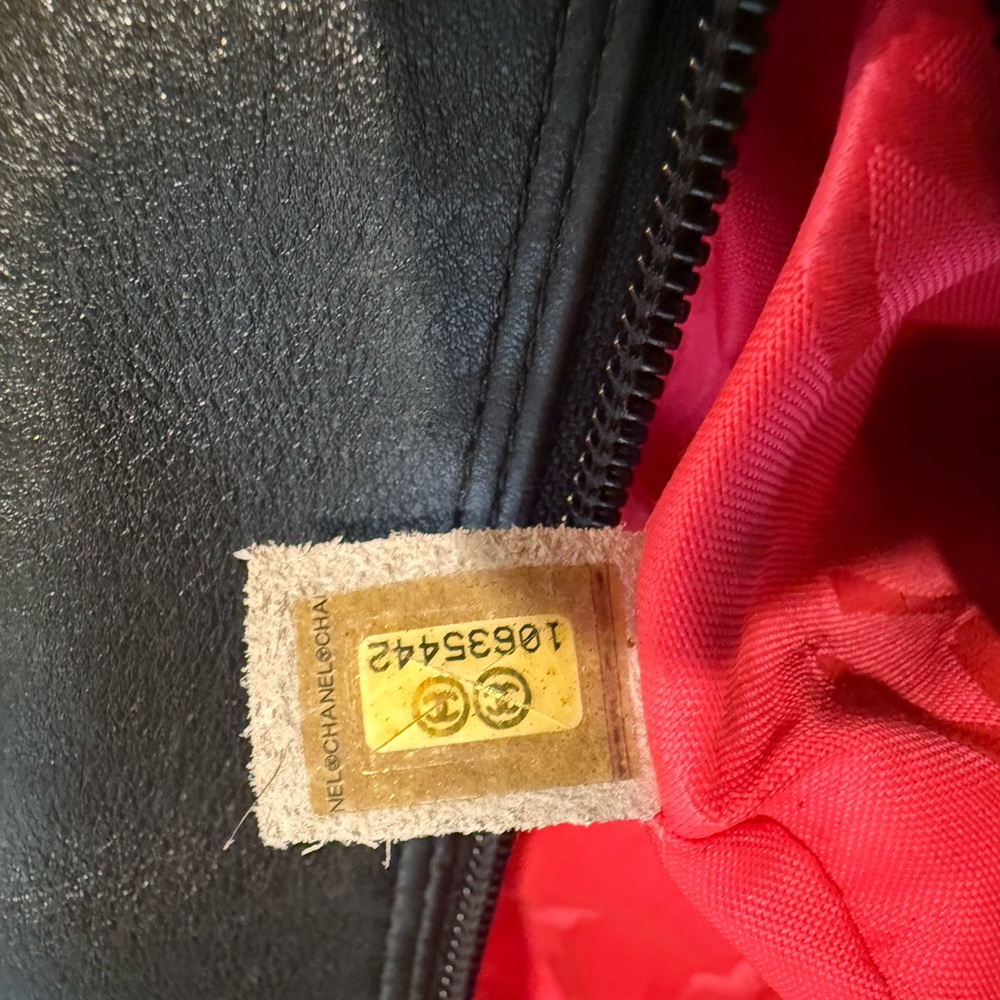 Chanel Black Quilted Shoulder Bag - Picture 4 of 15